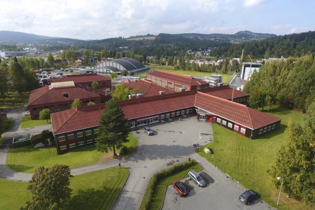 «Gjøvik-tekniker’n» skulle vise seg å være en livskraftig plante. I dag rommer skolen over 1000 studenter. De fleste av dem holder til på moderne «Campus Kallerud». Foto: Terje Heiestad