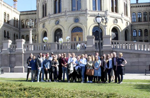 Ca. 30 glade fagskolestudenter hadde møtt opp da Stortinget behandlet meldingen om fagskolene. Studentene er fornøyde med tiltakene som Stortinget gikk inn for, men ønsker seg flere studieplasser.